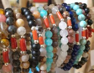 Bracelets perles en pierres naturelles de diamètre 6mm, un choix de perles semi-précieuses, confectionnés à la main et sur mesure Craquez pour notre collection 100% nature avec nos bijoux en pierres naturelles!