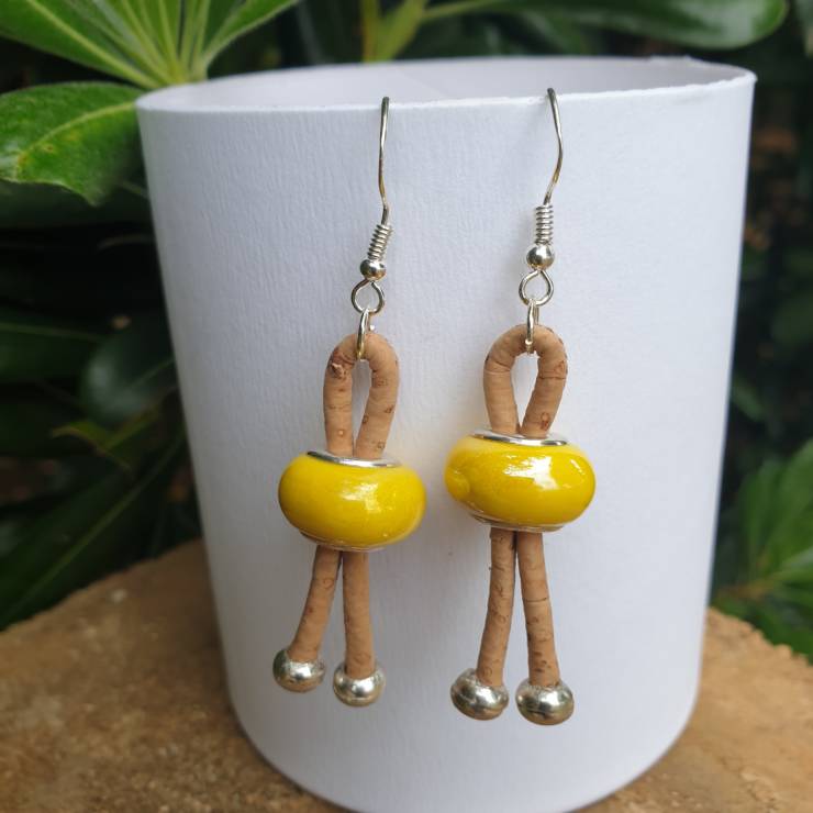 Boucles d'oreiiles liège avec perles de verre céramique jaune