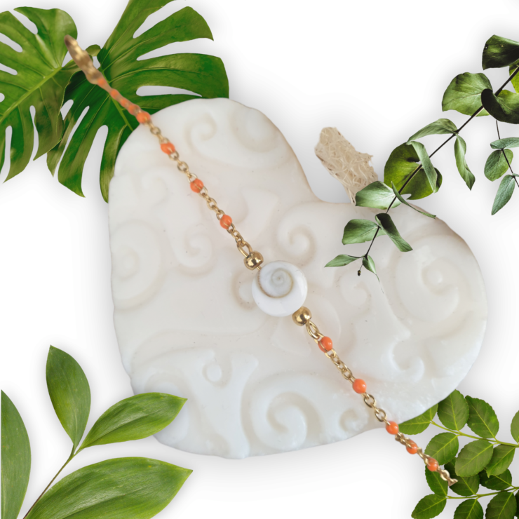 Création de bracelet en acier inoxydable doré perles émaillées orange orné d'un oeil de sainte Lucie, fermoir mousqueton acier inoxydable doré Adaptable à tous les poignets grâce à sa chaînette réglable