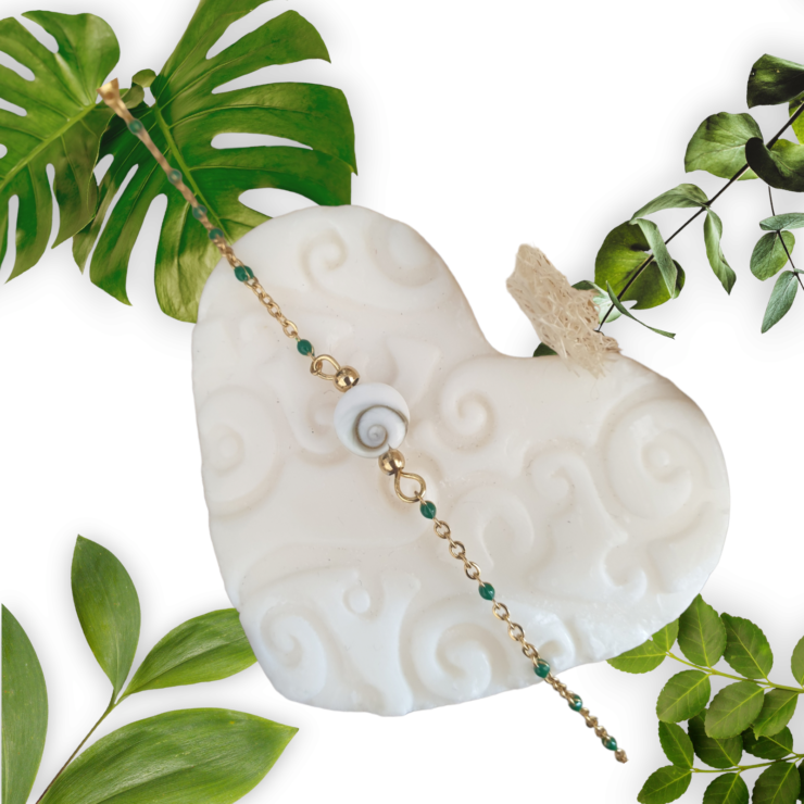 Création de bracelet en acier inoxydable doré perles émaillées vert orné d'un oeil de sainte Lucie, fermoir mousqueton Adaptable à tous les poignets grâce à sa chaînette réglable