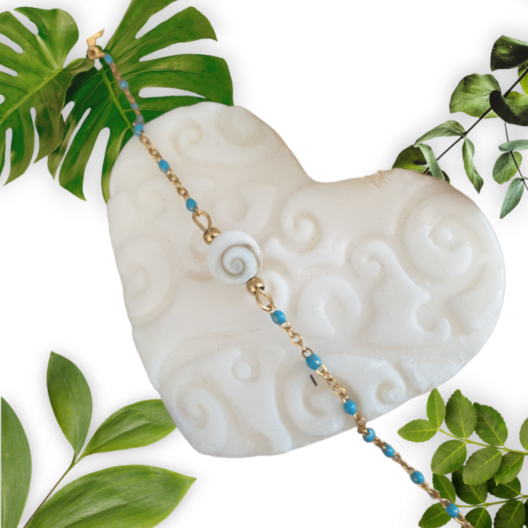 Création de bracelet en acier inoxydable doré perles émaillées turquoise orné d'un oeil de sainte Lucie, fermoir mousqueton acier inoxydable doré Adaptable à tous les poignets grâce à sa chaînette réglable