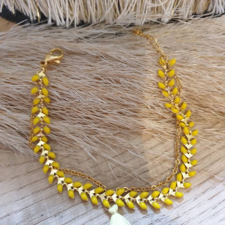 Bracelet chaîne épis doré émaillée jaune orné d'un pompon avec chaînette, fermoir mousqueton et chaînette de rallonge Bracelet fait main, adaptable à tous poignet grâce à sa chaînette de rallonge Matériel du bracelet acier inoxydable