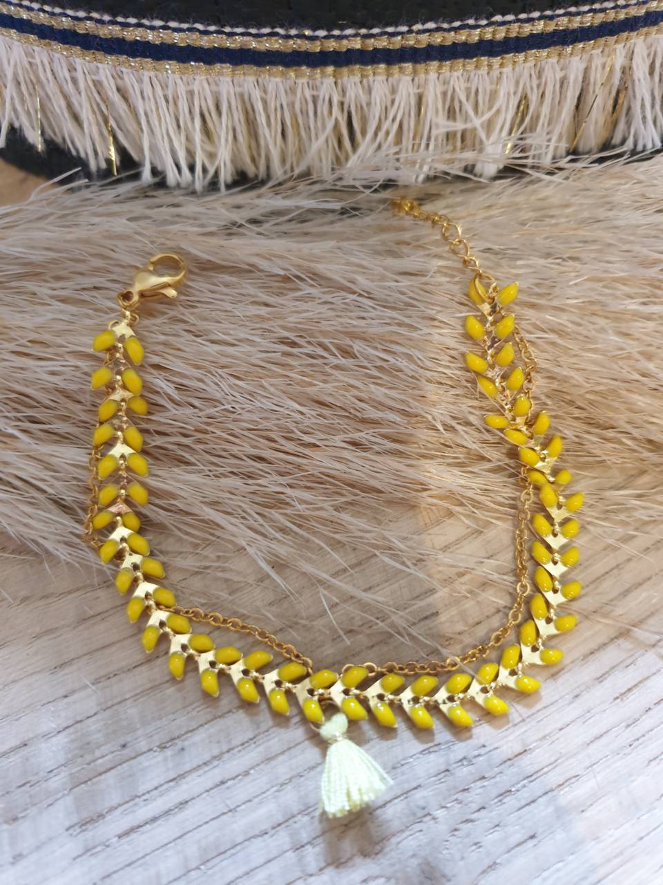 Bracelet chaîne épis doré émaillée jaune orné d'un pompon avec chaînette, fermoir mousqueton et chaînette de rallonge Bracelet fait main, adaptable à tous poignet grâce à sa chaînette de rallonge Matériel du bracelet acier inoxydable