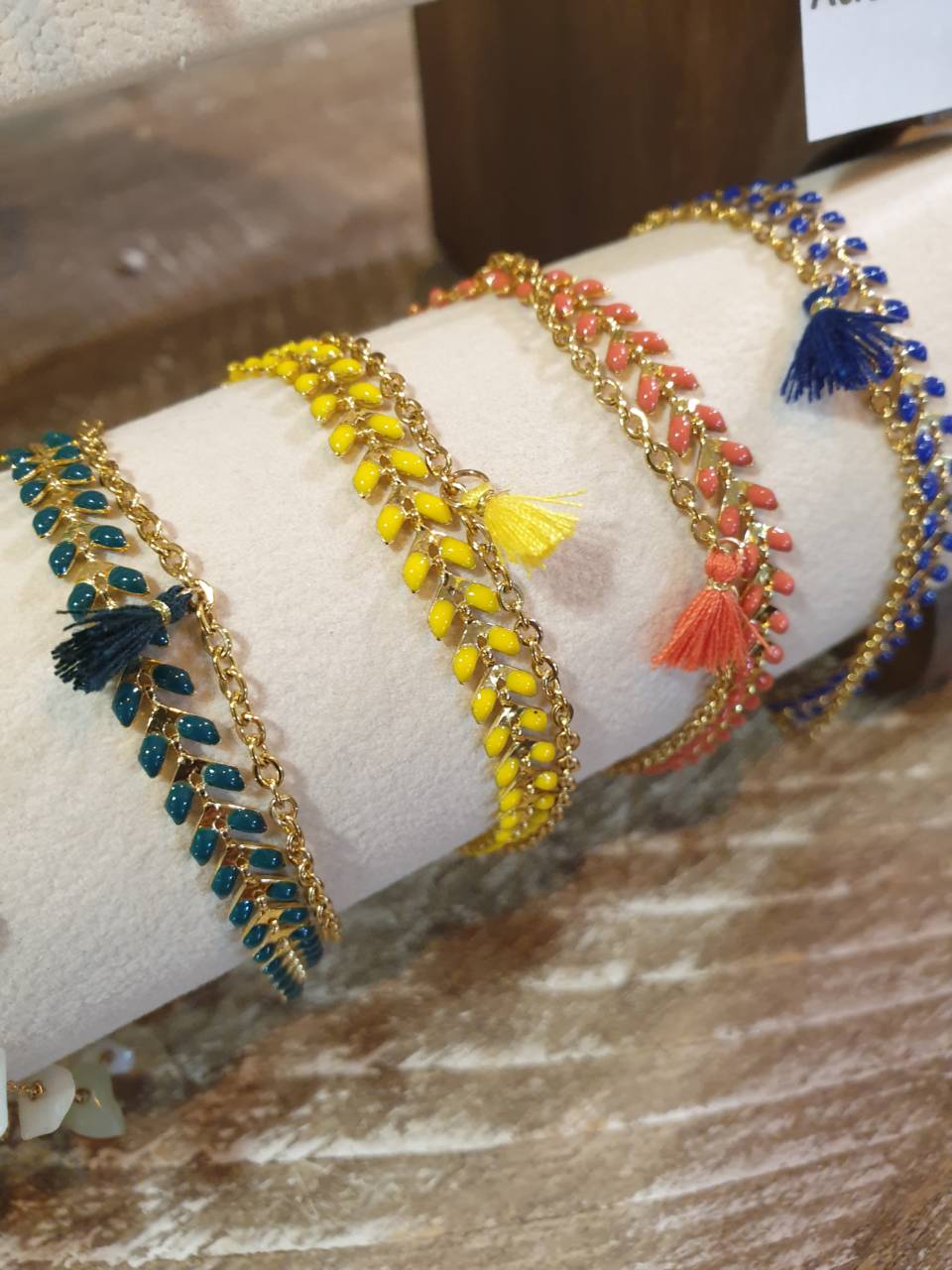 Bracelet chaîne épis doré émaillée blanc orné d'un pompon avec chaînette, fermoir mousqueton et chaînette de rallonge Bracelet fait main, adaptable à tous poignet grâce à sa chaînette de rallonge Matériel du bracelet acier inoxydable 17€