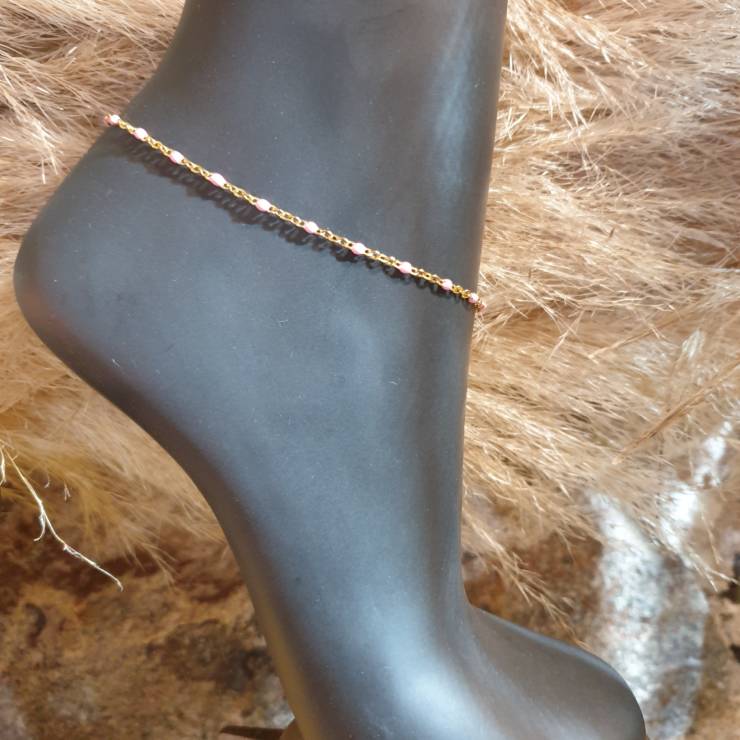 Chaîne bracelet de cheville doré perles émaillées rose, S'adapte à toute les chevilles grâce à sa chaînette d'extension.  Matière de la chaîne cheville acier inoxydable doré.