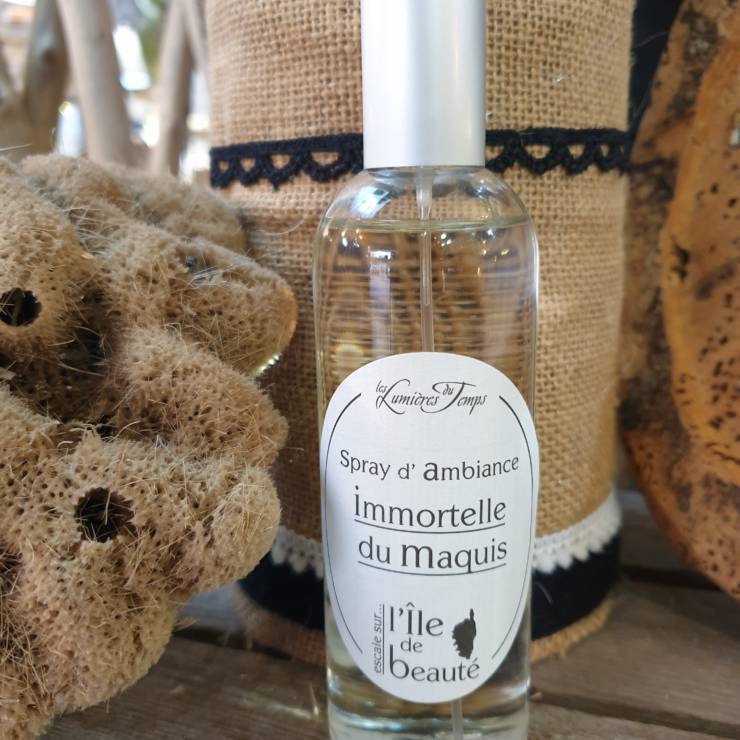 Spray d'ambiance Immortelle du maquis, contenance 100ml Cette senteur de l'île de beauté qui se diffusera dans votre intérieur, un parfum frais et fruité, Un parfum issus du maquis Corse vous permettras de créer une atmosphère aux senteurs boisées et fraîches