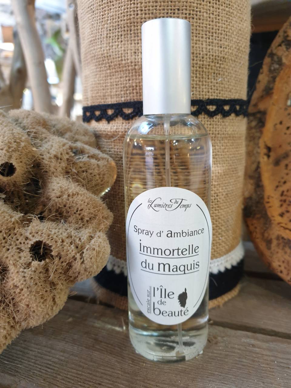 Spray d'ambiance Immortelle du maquis, contenance 100ml Cette senteur de l'île de beauté qui se diffusera dans votre intérieur, un parfum frais et fruité, Un parfum issus du maquis Corse vous permettras de créer une atmosphère aux senteurs boisées et fraîches