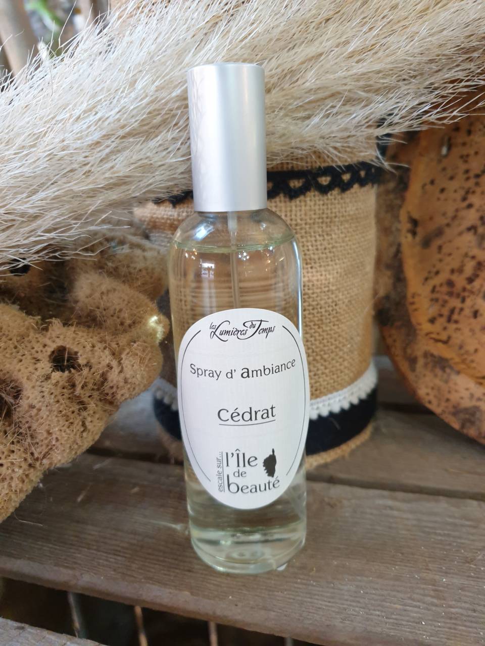 Spray d'ambiance Cédrat, contenance 100ml Cette senteur de l'île de beauté qui se diffusera dans votre intérieur, un parfum frais et fruité, Un parfum issus du maquis Corse vous permettras de créer une atmosphère aux senteurs boisées et fraîches