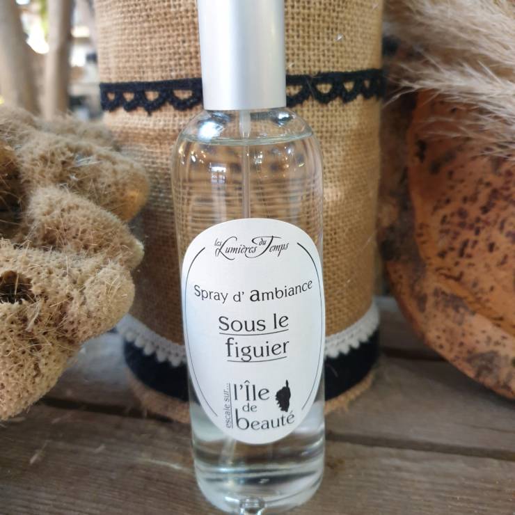 Spray d'ambiance sous le figuier,, contenance 100ml Cette senteur de l'île de beauté qui se diffusera dans votre intérieur, un parfum frais et fruité, Un parfum issus du maquis Corse vous permettras de créer une atmosphère aux senteurs boisées et fraîches