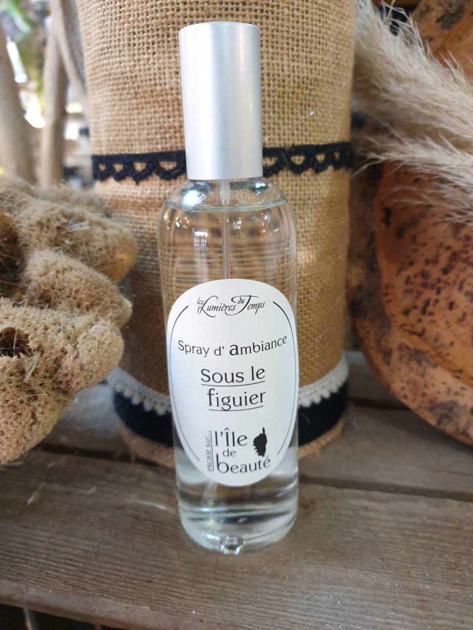 Spray d'ambiance sous le figuier,, contenance 100ml Cette senteur de l'île de beauté qui se diffusera dans votre intérieur, un parfum frais et fruité, Un parfum issus du maquis Corse vous permettras de créer une atmosphère aux senteurs boisées et fraîches