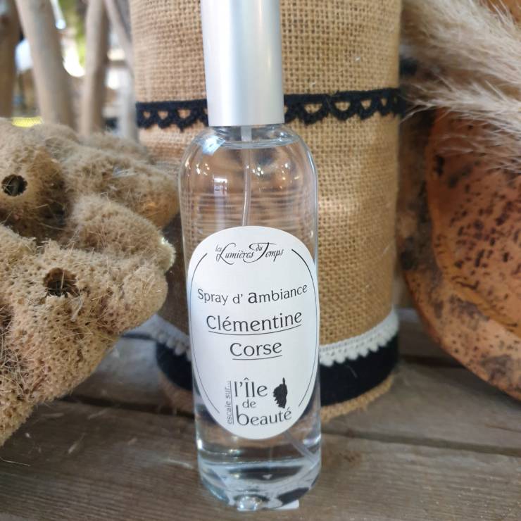 Spray d'ambiance Clémentine Corse, contenance 100ml Cette senteur de l'île de beauté qui se diffusera dans votre intérieur, un parfum frais et fruité, Un parfum issus du maquis Corse vous permettras de créer une atmosphère aux senteurs boisées et fraîches