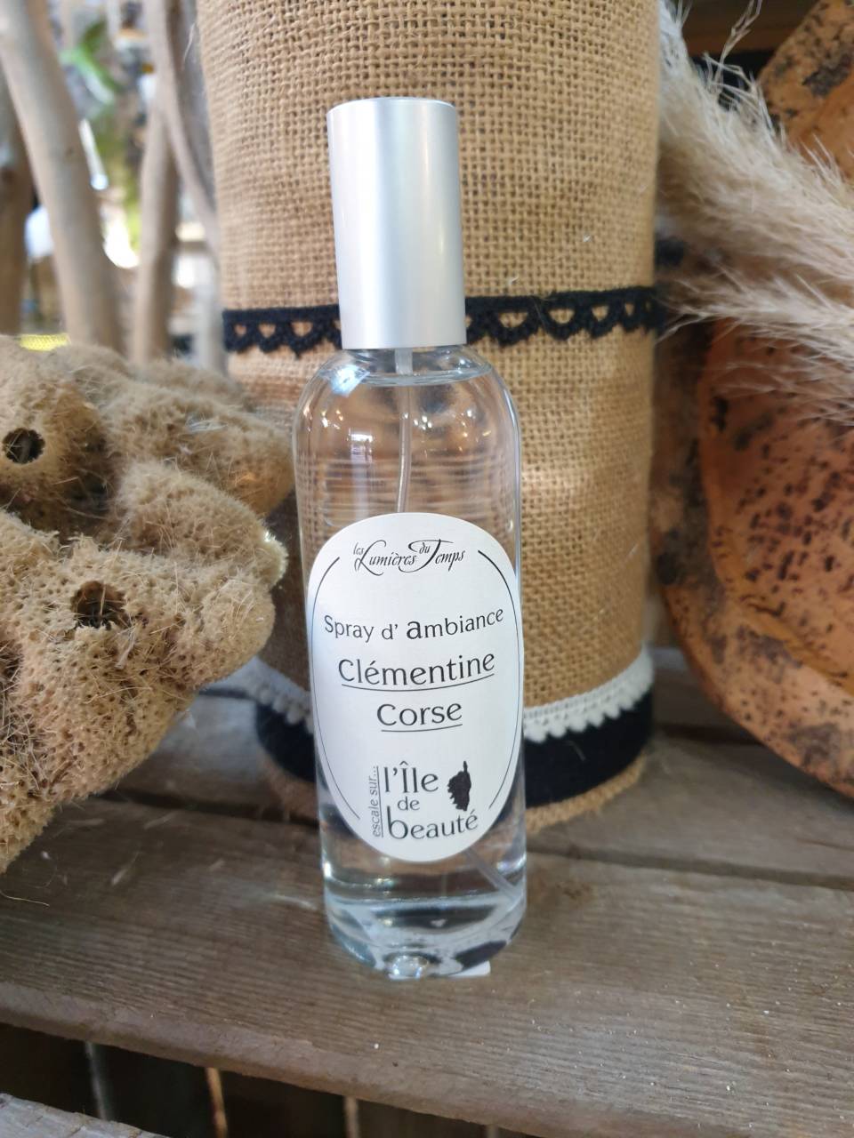 Spray d'ambiance Clémentine Corse, contenance 100ml Cette senteur de l'île de beauté qui se diffusera dans votre intérieur, un parfum frais et fruité, Un parfum issus du maquis Corse vous permettras de créer une atmosphère aux senteurs boisées et fraîches