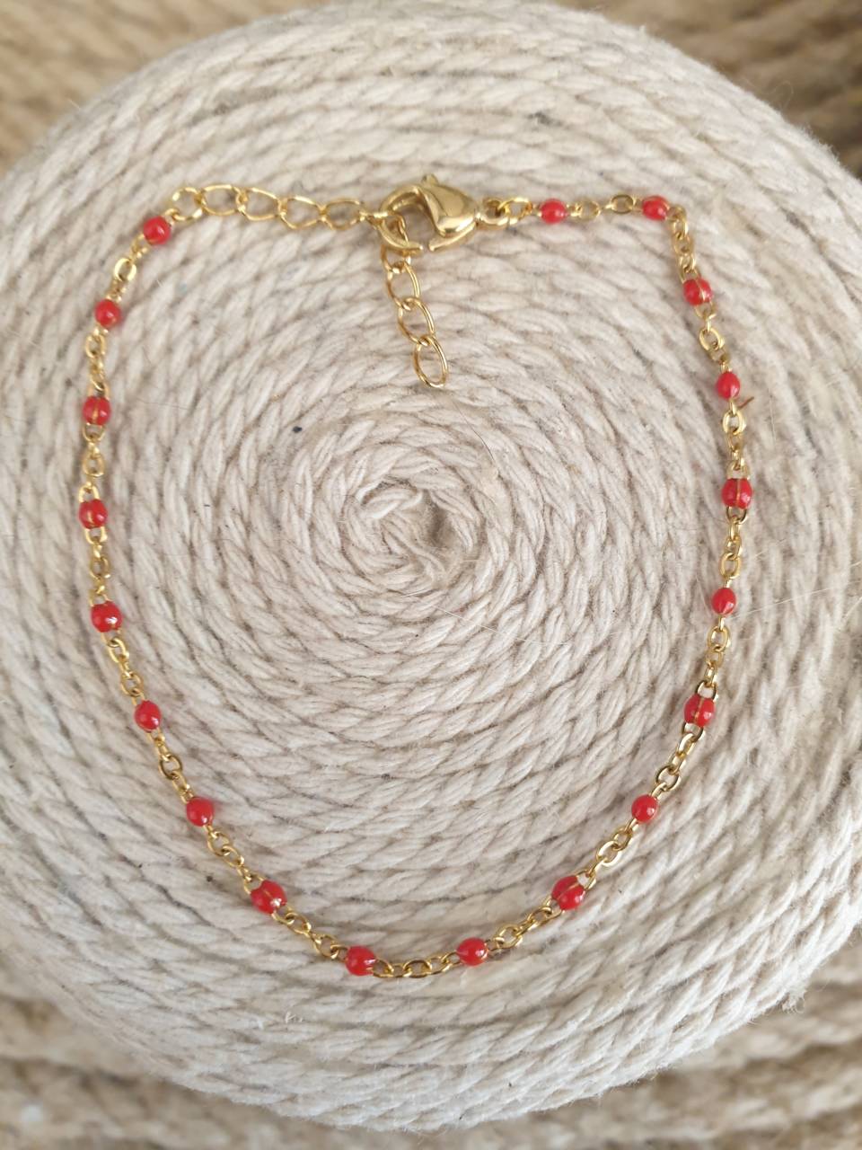 Création de bracelet en acier inoxydable  avec perles émaillées rouge, fermoir mousqueton Adaptable à tous les poignets grâce à sa chaînette réglable