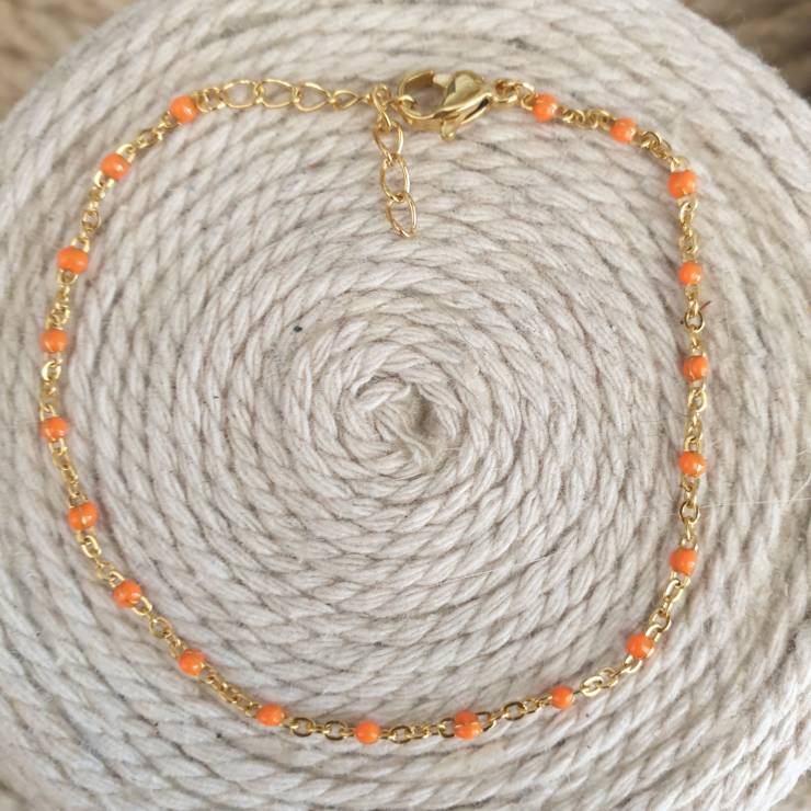 Création de bracelet en acier inoxydable  avec perles émaillées orange, fermoir mousqueton Adaptable à tous les poignets grâce à sa chaînette réglable