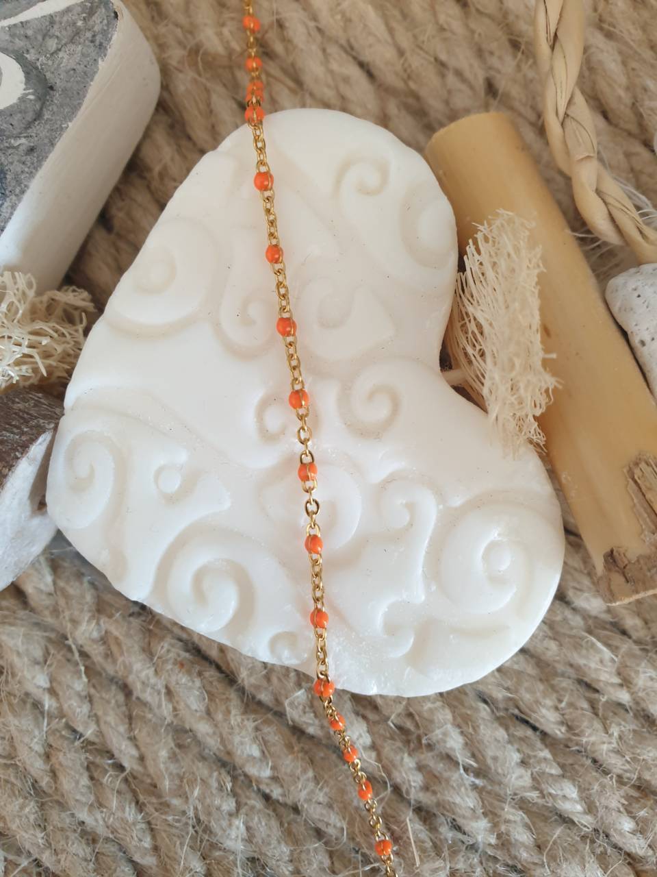 Création de bracelet en acier inoxydable  avec perles émaillées orange, fermoir mousqueton Adaptable à tous les poignets grâce à sa chaînette réglable