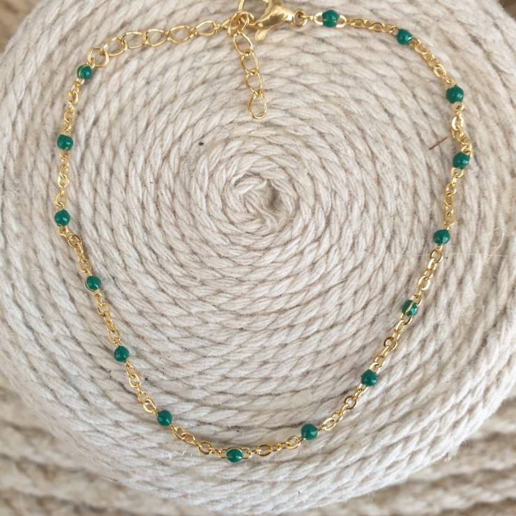 Création de bracelet en acier inoxydable  avec perles émaillées verte, fermoir mousqueton Adaptable à tous les poignets grâce à sa chaînette réglable