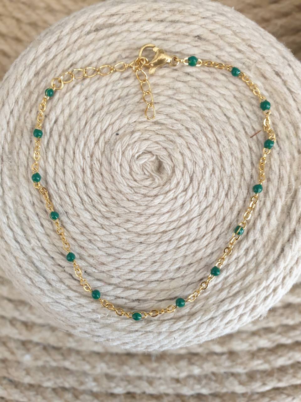 Création de bracelet en acier inoxydable  avec perles émaillées verte, fermoir mousqueton Adaptable à tous les poignets grâce à sa chaînette réglable