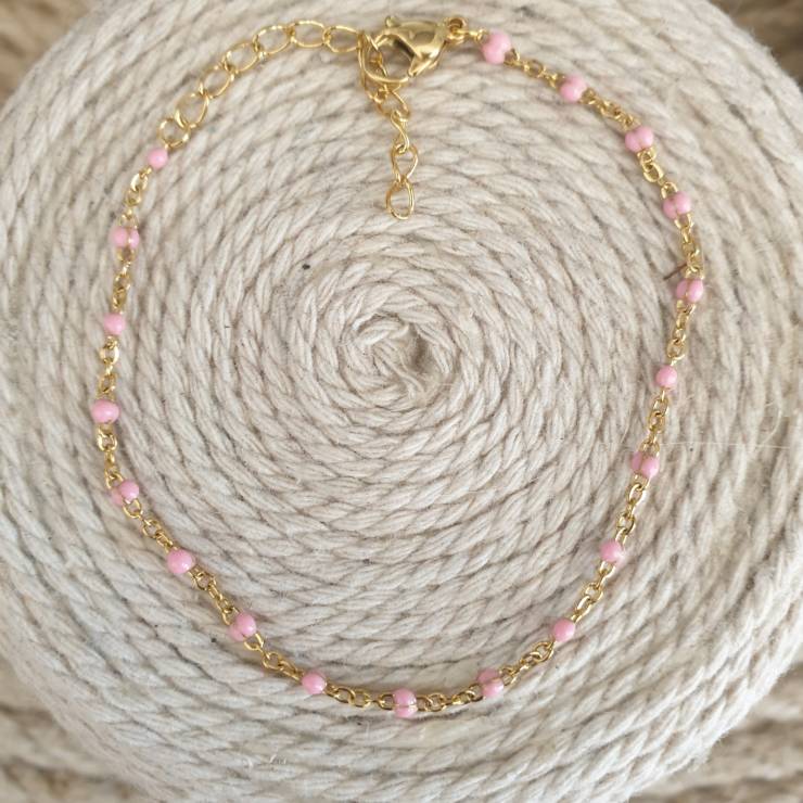 Création de bracelet en acier inoxydable  avec perles émaillées rose, fermoir mousqueton Adaptable à tous les poignets grâce à sa chaînette réglable