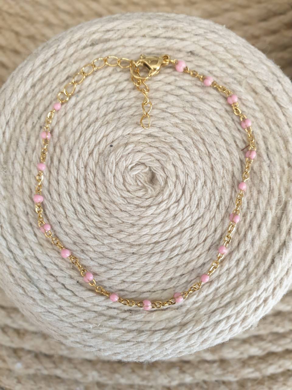 Création de bracelet en acier inoxydable  avec perles émaillées rose, fermoir mousqueton Adaptable à tous les poignets grâce à sa chaînette réglable
