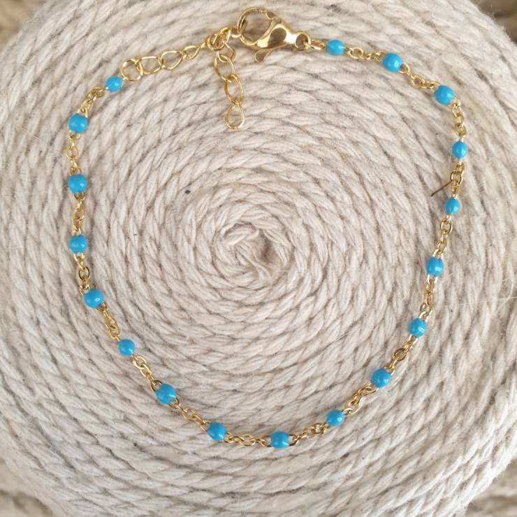 Création de bracelet en acier inoxydable  avec perles émaillées bleue, fermoir mousqueton Adaptable à tous les poignets grâce à sa chaînette réglable