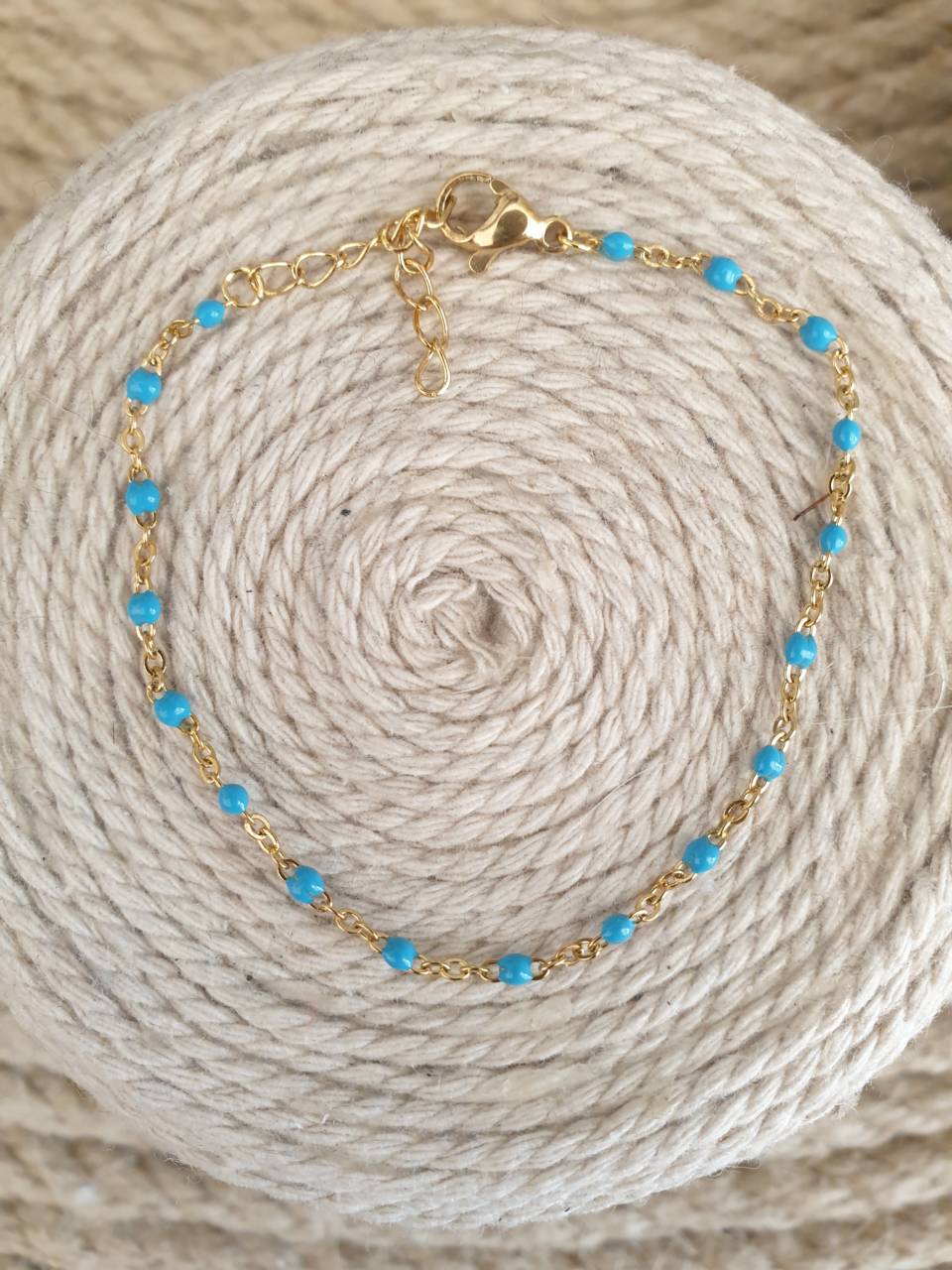 Création de bracelet en acier inoxydable  avec perles émaillées bleue, fermoir mousqueton Adaptable à tous les poignets grâce à sa chaînette réglable