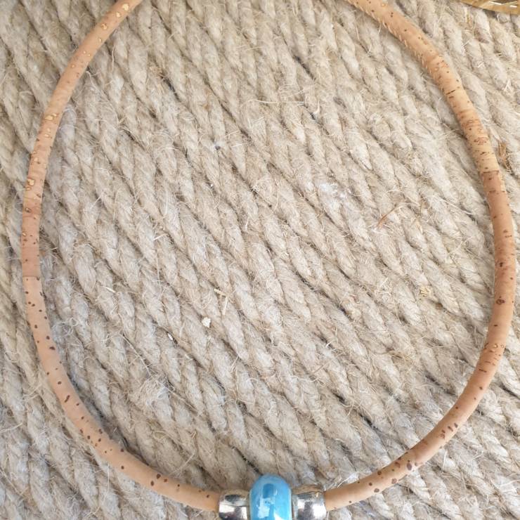 Création de collier en liège avec perle de verre céramique bleu, une tendance au naturelle et dans l'ère du temps