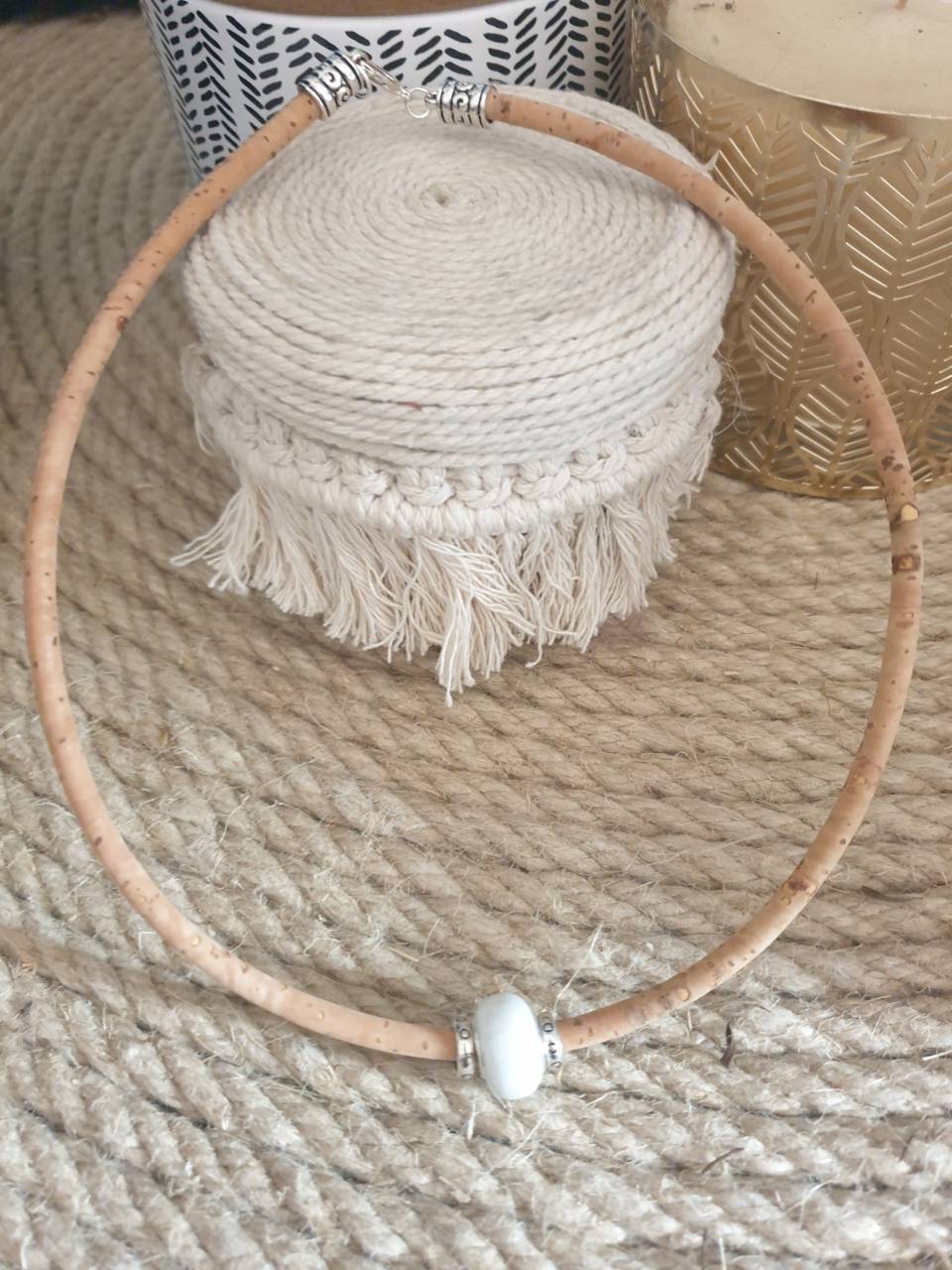 Création de collier en liège avec perle de verre céramique blanche, une tendance au naturelle et dans l'ère du temps