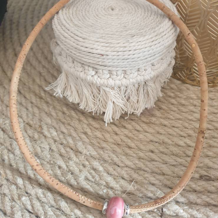 Création de collier en liège avec perle de verre céramique rose, une tendance au naturelle et dans l'ère du temps