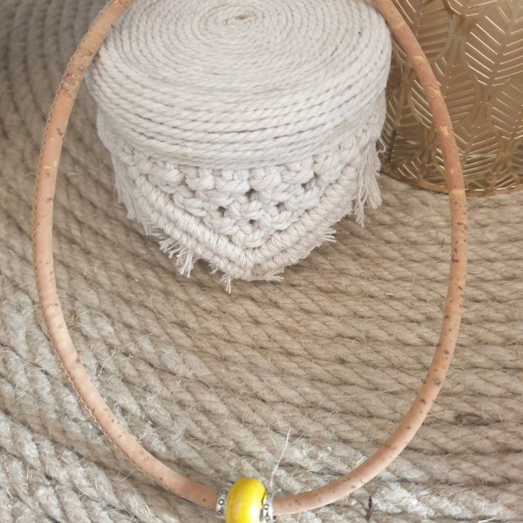Création de collier en liège avec perle de verre céramique jaune, une tendance au naturelle et dans l'ère du temps