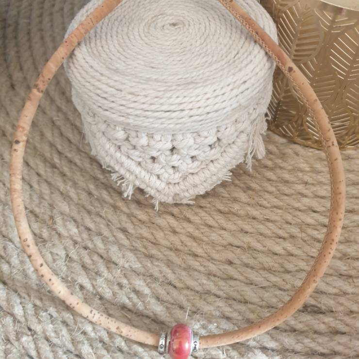 Création de collier en liège avec perle de verre céramique rouge, une tendance au naturelle et dans l'ère du temps