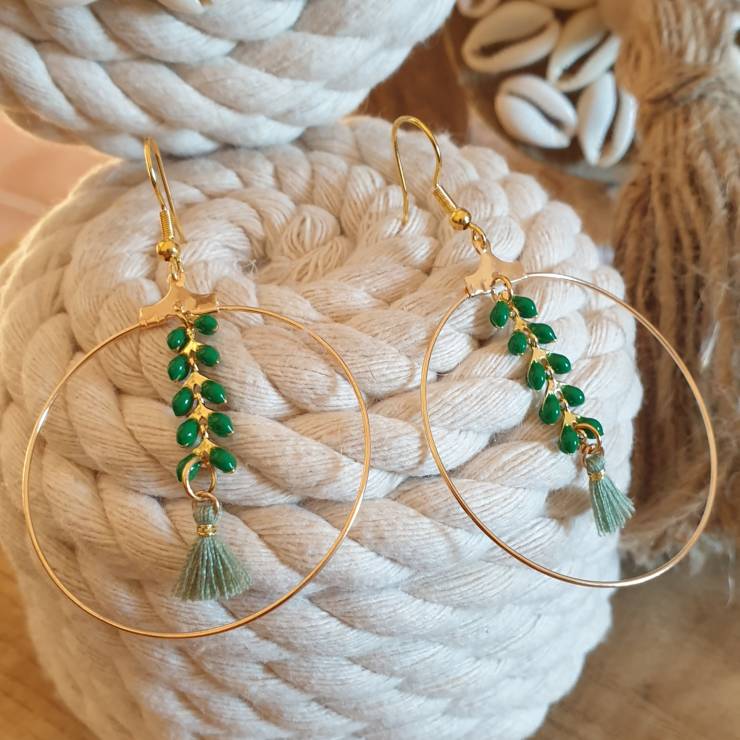 Boucles d'oreilles chaîne épis couleur  vert et doré orné d'un pompon, créoles diamètre 4cm Confectionner à la main  Matériel acier inoxydable