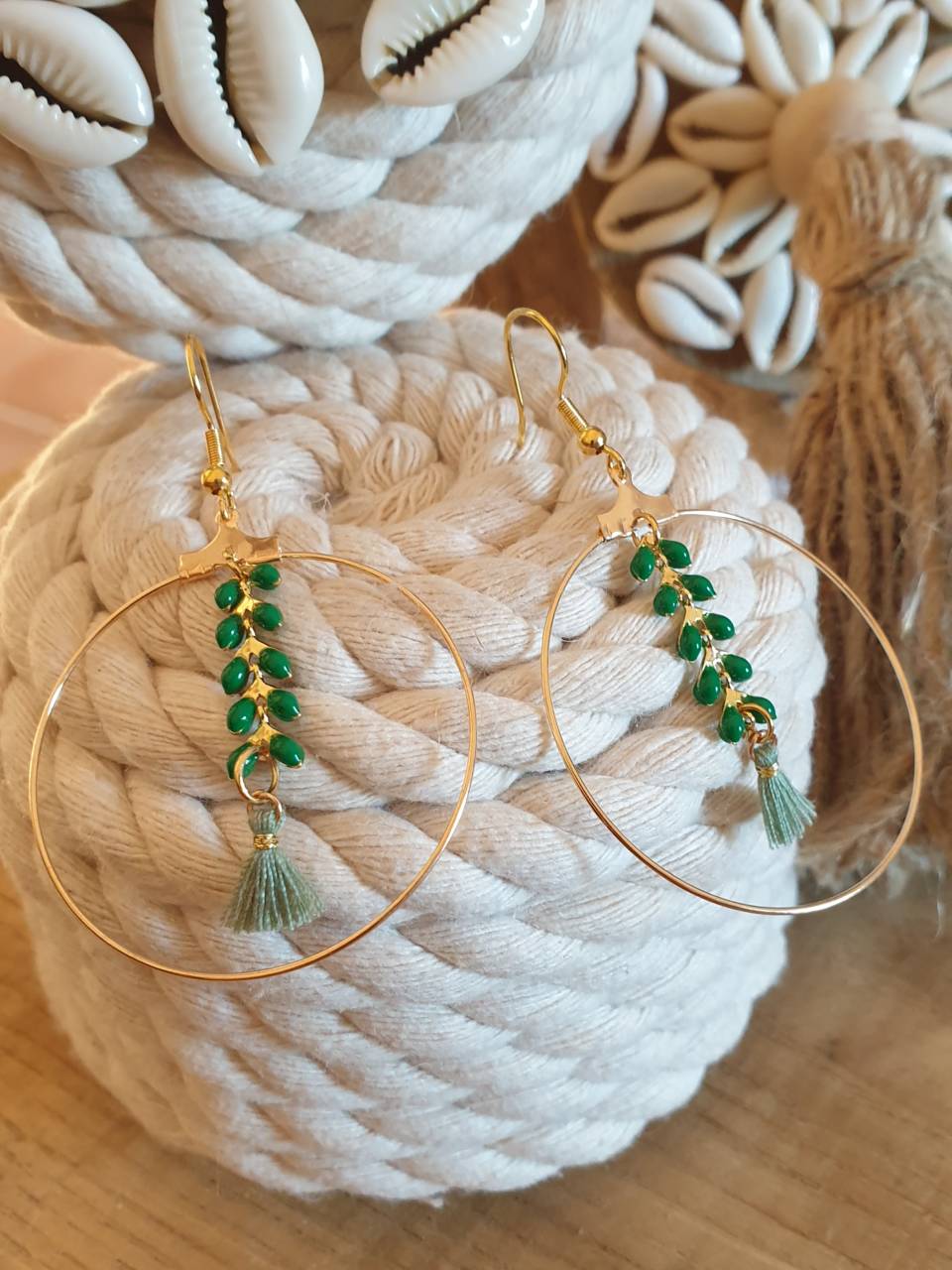 Boucles d'oreilles chaîne épis couleur  vert et doré orné d'un pompon, créoles diamètre 4cm Confectionner à la main  Matériel acier inoxydable