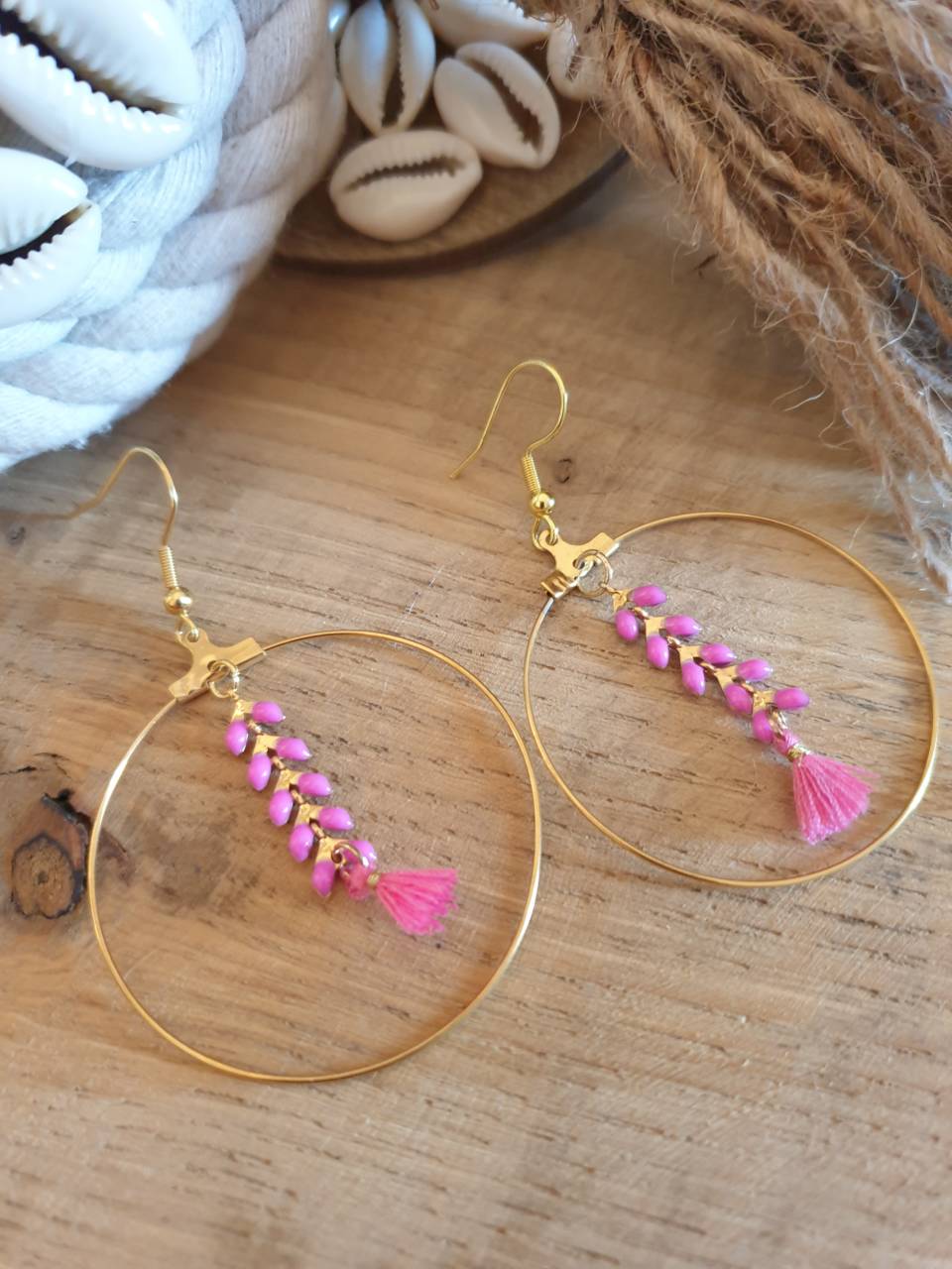 Boucles d'oreilles chaîne épis couleur rose et doré orné d'un pompon, créoles diamètre 4cm Confectionner à la main  Matériel acier inoxydable