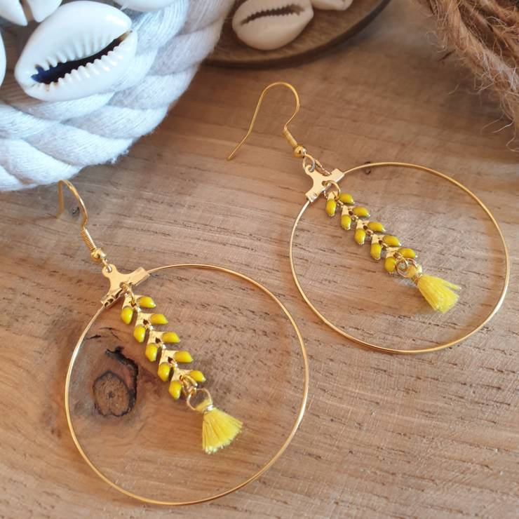 Boucles d'oreilles chaîne épis couleur jaune et doré orné d'un pompon, créoles diamètre 4cm Confectionner à la main  Matériel acier inoxydable