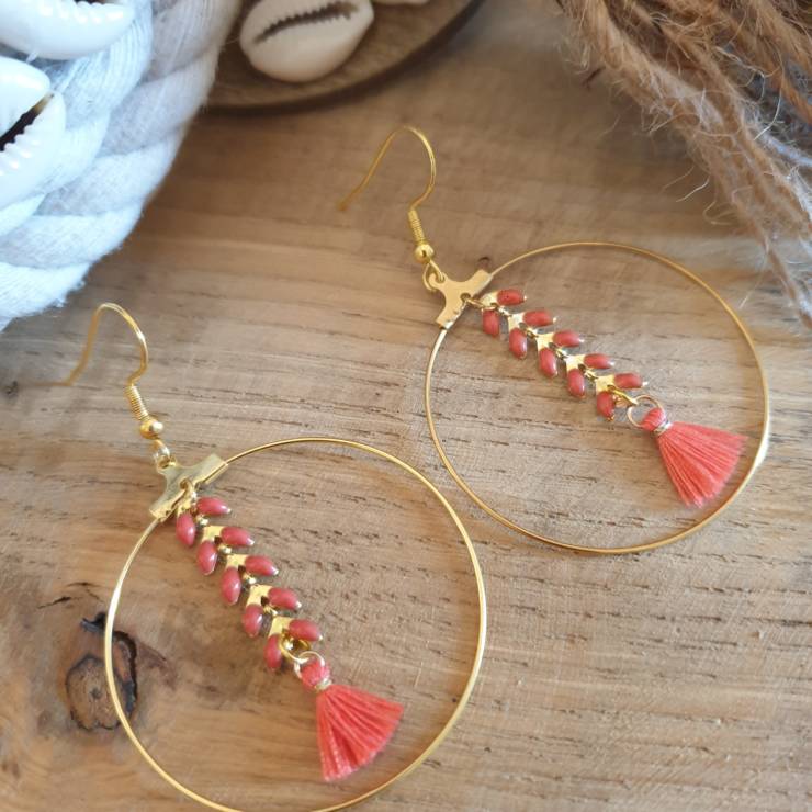 Boucles d'oreilles chaîne épis couleur corail et doré orné d'un pompon, créoles diamètre 4cm Confectionner à la main  Matériel acier inoxydable