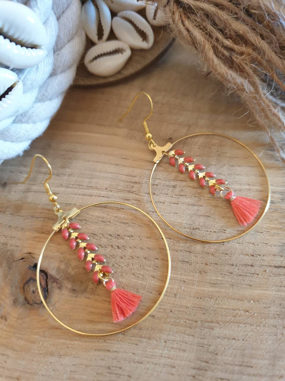 Boucles d'oreilles chaîne épis couleur corail et doré orné d'un pompon, créoles diamètre 4cm Confectionner à la main  Matériel acier inoxydable