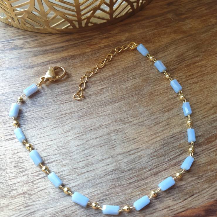 Création de bracelet en acier inoxydable doré avec perle de verre couleur bleue, fermoir mousqueton et chaînette d'extension en acier inoxydable doré Longueur du bracelet 15cm et réglable jusqu'à 21 cm grâce à sa chaînette d'extension