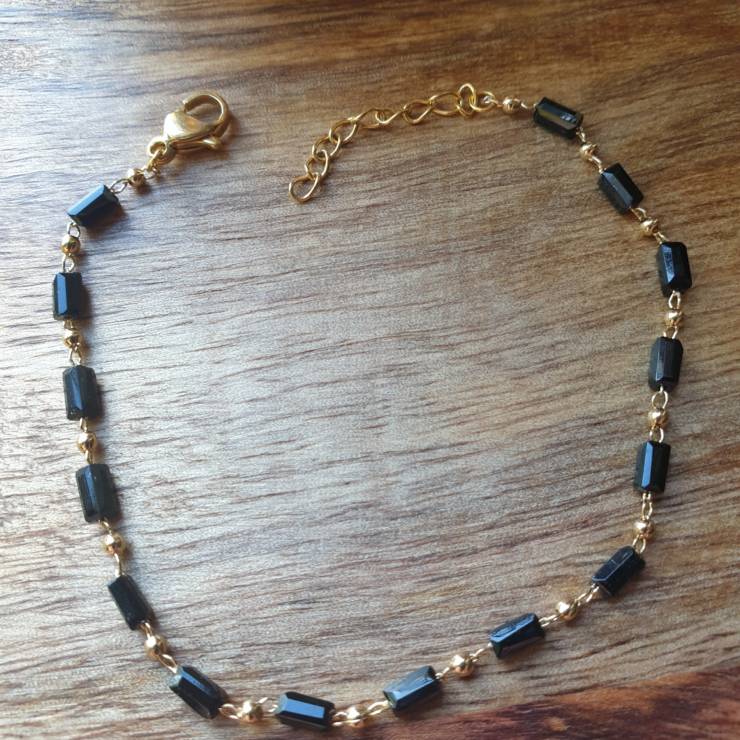 Création de bracelet en acier inoxydable doré avec perle de verre couleur noire fermoir mousqueton et chaînette d'extension en acier inoxydable doré Longueur du bracelet 15cm et réglable jusqu'à 21 cm grâce à sa chaînette d'extension
