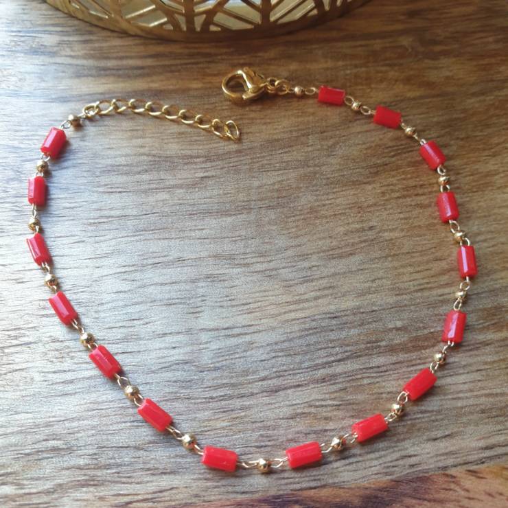 Création de bracelet en acier inoxydable doré avec perle de verre couleur rouge fermoir mousqueton et chaînette d'extension en acier inoxydable doré Longueur du bracelet 15cm et réglable jusqu'à 21 cm grâce à sa chaînette d'extension