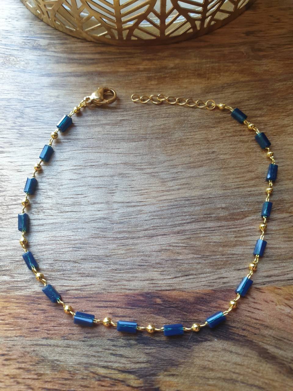 Création de bracelet en acier inoxydable doré avec perle de verre couleur bleu marine fermoir mousqueton et chaînette d'extension en acier inoxydable doré Longueur du bracelet 15cm et réglable jusqu'à 21 cm grâce à sa chaînette d'extension