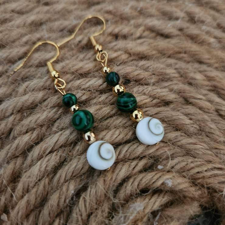 Boucles d'oreilles malachite véritable perles de pierres naturelles orné avec un œil de sainte-Lucie. Matière acier inoxydable doré.  Confectionné à la main