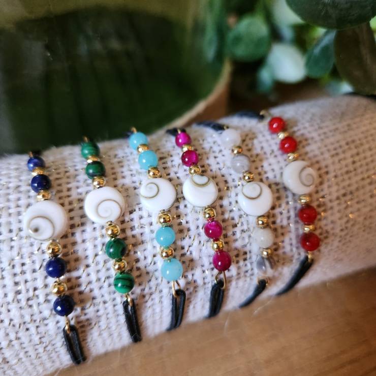 Bracelet élastique perles naturelles et oeil de sainte-Lucie, confectionné à la main Orné de perles doré en acier inoxydable.  Bracelet ajustable grâce au nœud coulissant. Adaptable à tous poignets