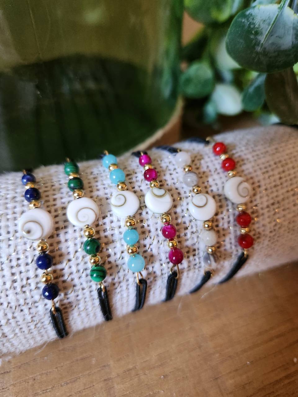 Bracelet élastique perles naturelles et oeil de sainte-Lucie, confectionné à la main Orné de perles doré en acier inoxydable.  Bracelet ajustable grâce au nœud coulissant. Adaptable à tous poignets