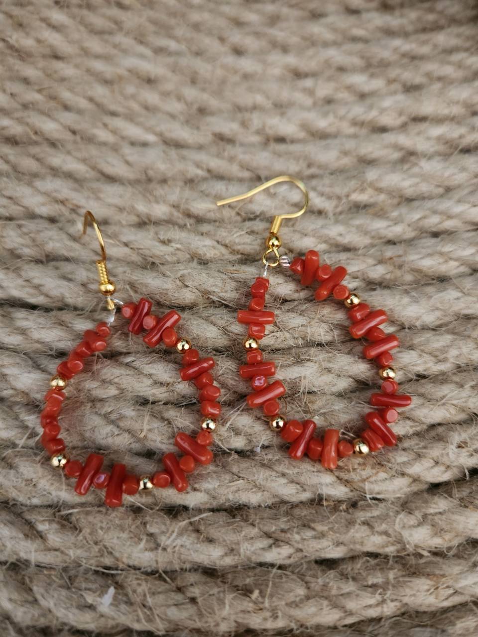 Boucles d'oreilles corail orné de petites perles acier inoxydable doré, confectionné à la main Apprêt en acier inoxydable