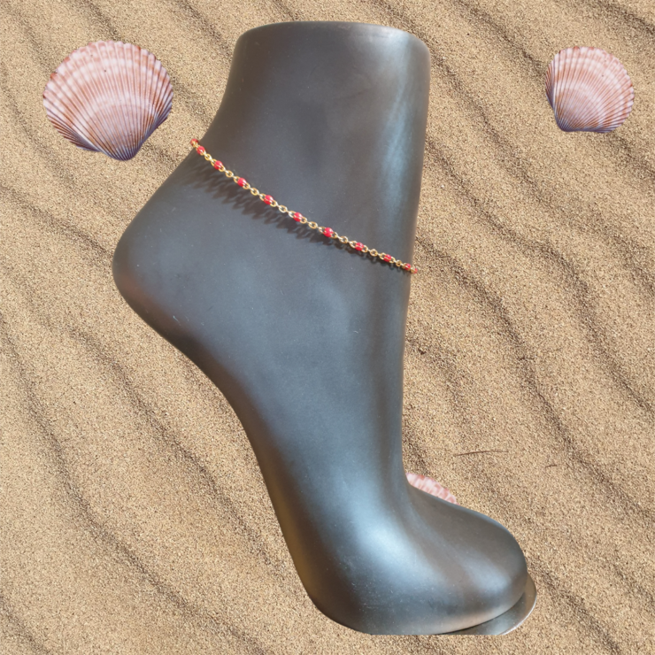 Chaîne bracelet de cheville doré perles émaillées rouge, S'adapte à toute les chevilles grâce à sa chaînette d'extension.  Matière de la chaîne cheville acier inoxydable doré. 13€
