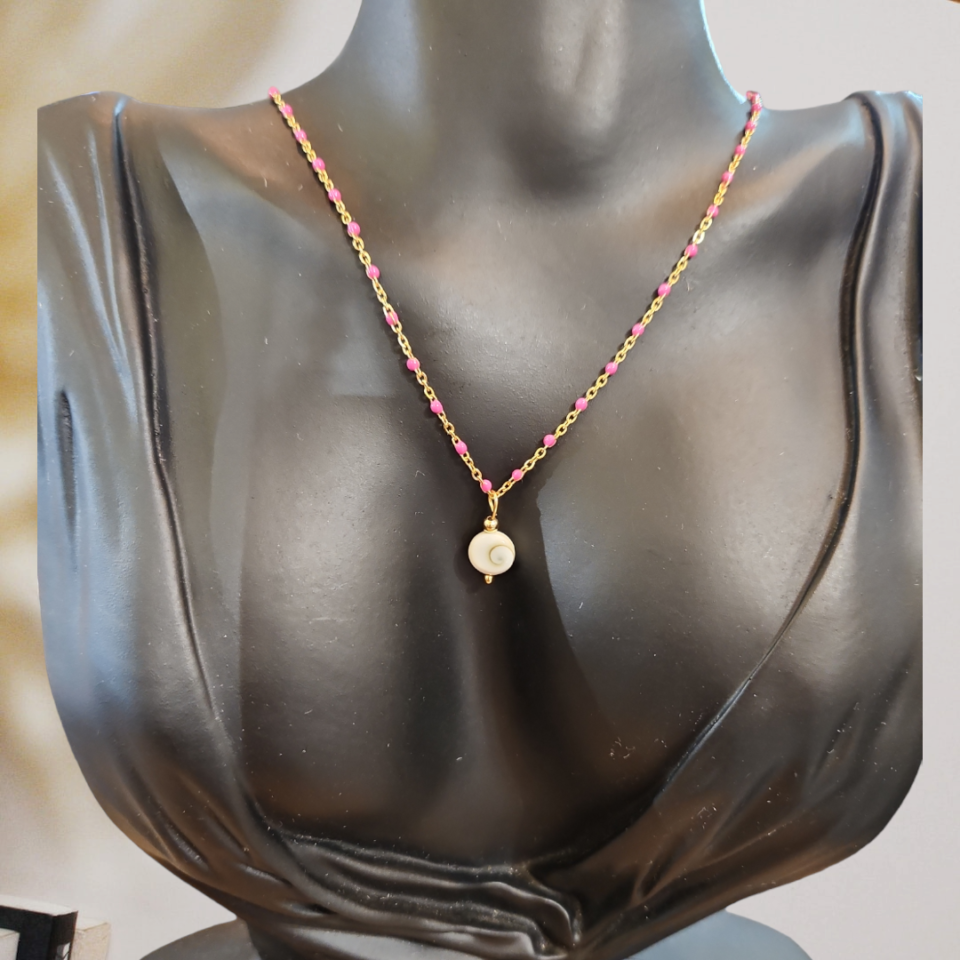 Collier rose acier inoxydable doré orné d'un pendentif oeil de sainte-Lucie,  Confectionné à la main Collier réglable grâce à sa chaîne d'extension 