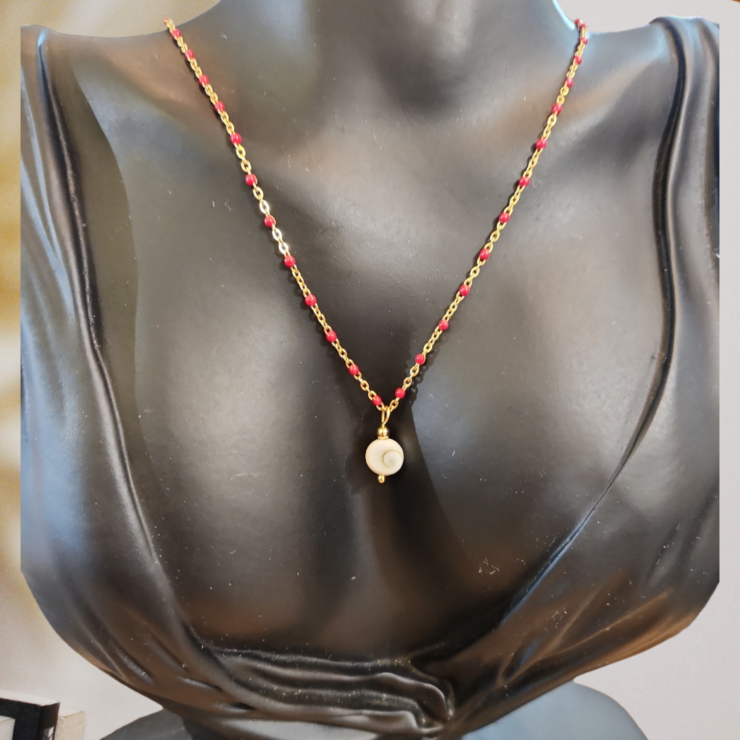 Collier rouge acier inoxydable doré orné d'un pendentif oeil de sainte-Lucie,  Confectionné à la main Collier réglable grâce à sa chaîne d'extension 