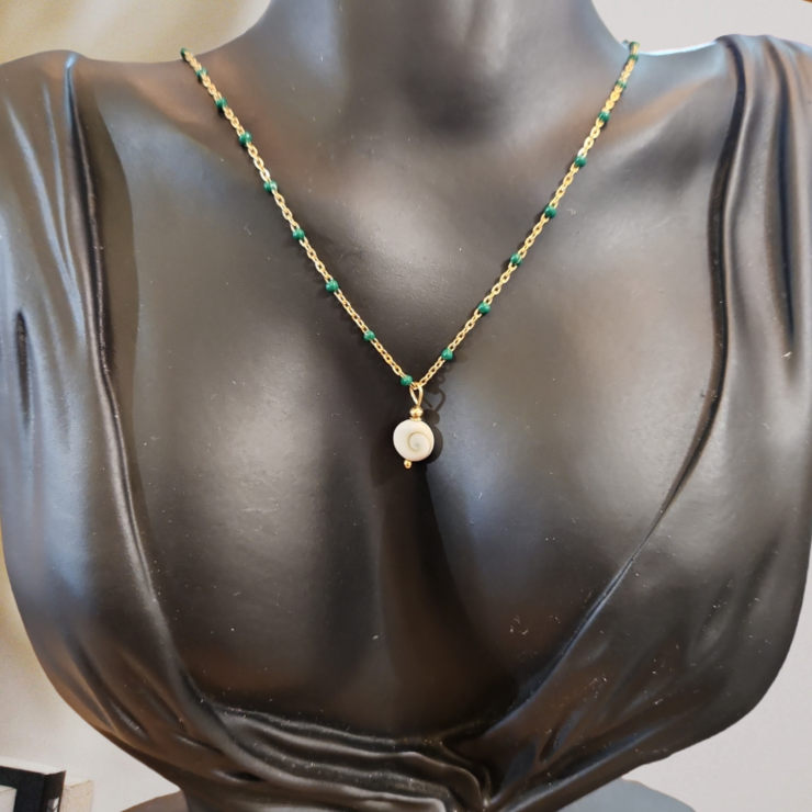 Collier vert acier inoxydable doré orné d'un pendentif oeil de sainte-Lucie,  Confectionné à la main Collier réglable grâce à sa chaîne d'extension 