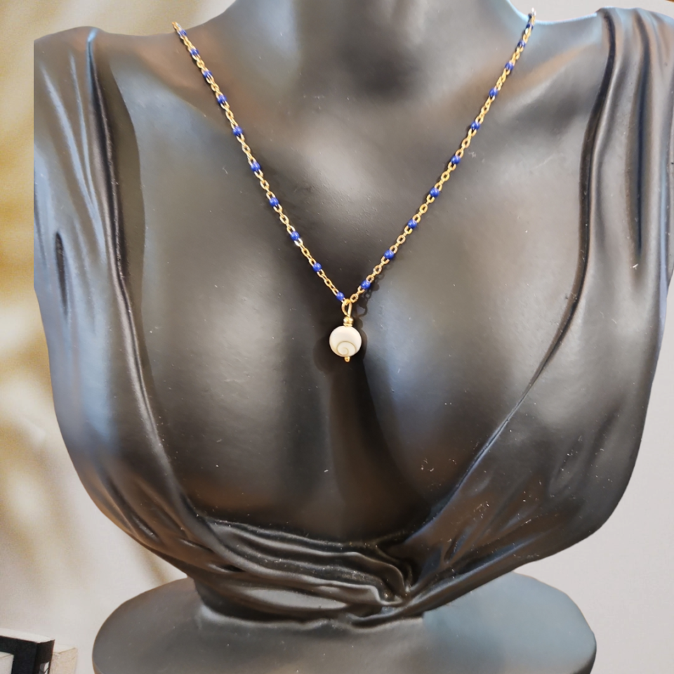 Collier bleu acier inoxydable doré orné d'un pendentif oeil de sainte-Lucie,  Confectionné à la main Collier réglable grâce à sa chaîne d'extension 