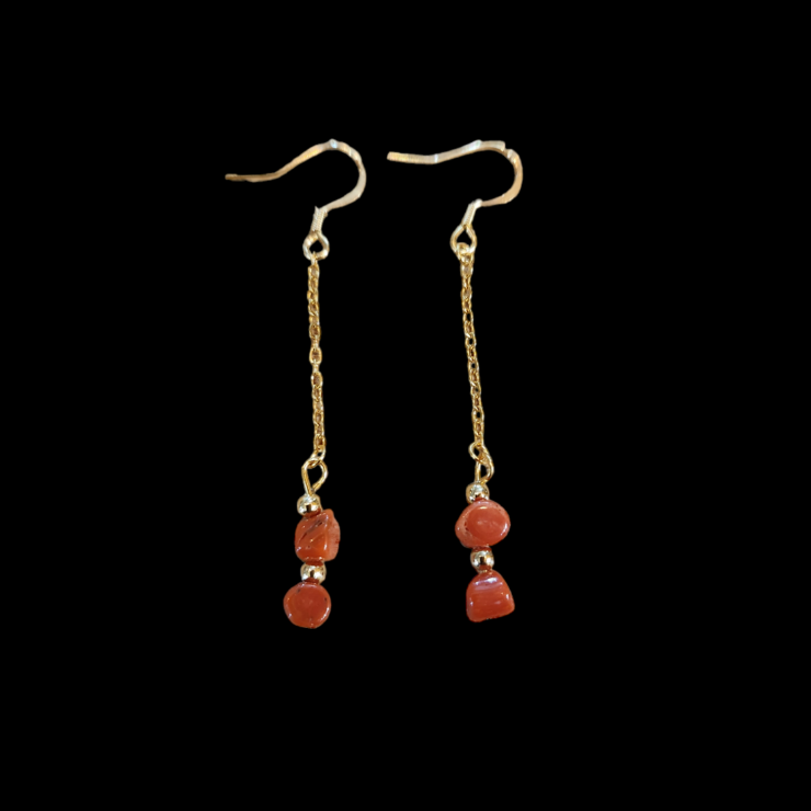 Paire de boucles d'oreilles corail rouge avec chaîne acier inoxydable doré, Apprêt en acier inoxydable doré Longueur de la boucle 5cm Confectionné à la main